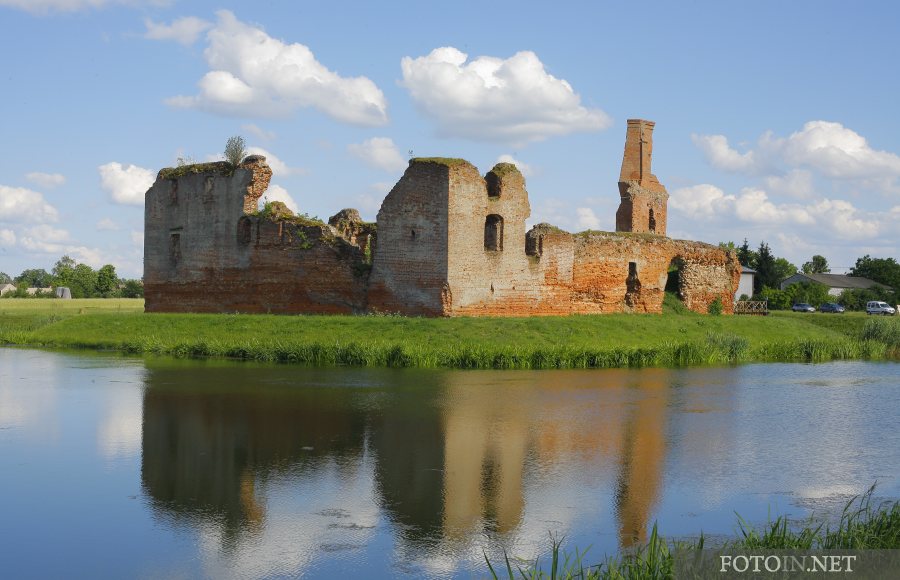 Ruiny nad brzegiem wody