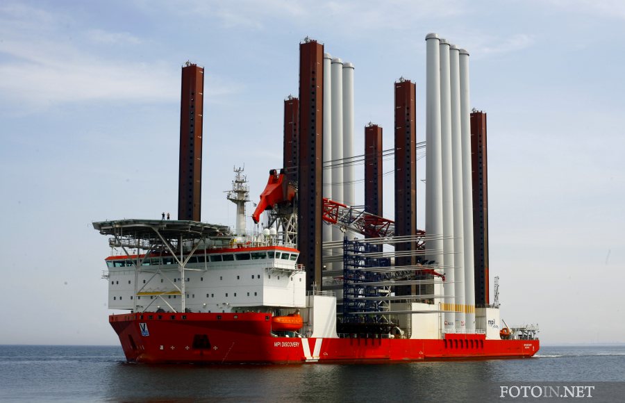 Gigantyczny statek w porcie w Gdyni