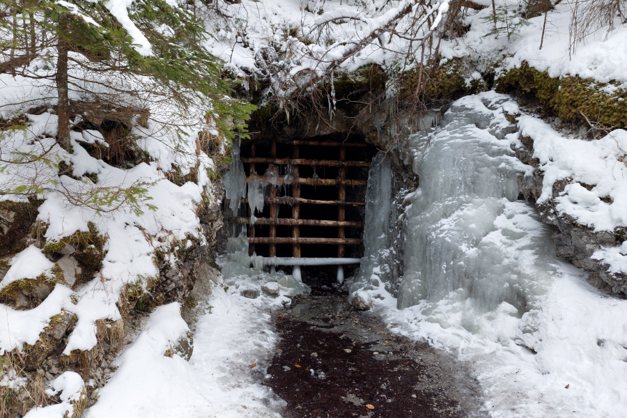 Wlot sztolni w Dolinie Białego